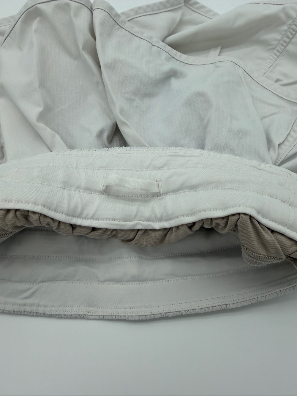 White Lululemon Low Rise Fit Tracker Short 4” Inseam Size 6 Swift Ultra - Picture 3 of 8